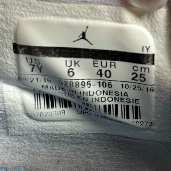 Nike Air Jordan 11 Retro UNC White Blue Sneakers Size 7 - Picture 7 of 12